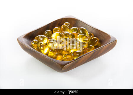 Lebertran, Omega 3, Vitamin D-Kapseln in Holzschale Stockfoto