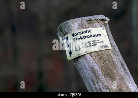 Holzpfosten mit Warnschild Warnung vor Elektrozaun, Deutschland Stockfoto