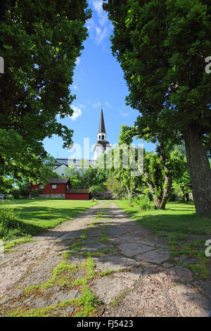 Sommer Blick auf Mariefred Kirche und Garten Stockfoto