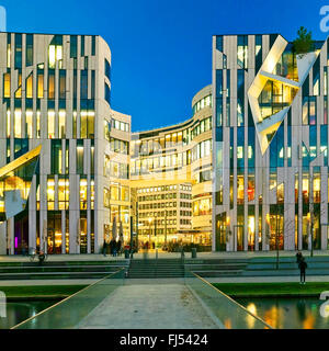 Kö-Bogen Gebäudekomplex im Abendlicht, Deutschland, Nordrhein-Westfalen, Düsseldorf Stockfoto