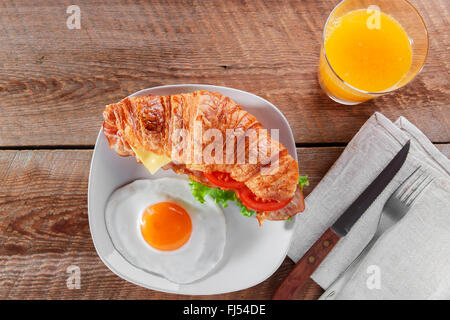 Sandwich-Croissant mit gebratenem Speck Käse Tomate Frühstück und Ei Stockfoto