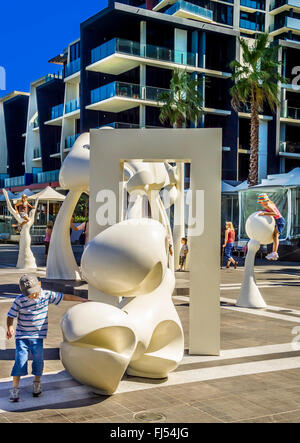 Kinder, die unter den zeitgenössischen Kunst im Öffentlichen Raum Skulptur, Installation, "Stille", in Docklands Waterfront, Melbourne, Australien Stockfoto