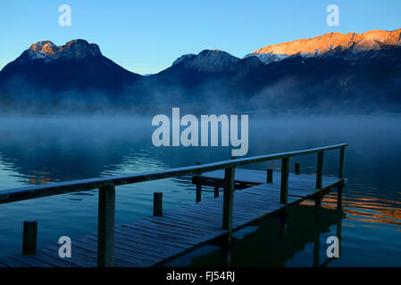 Boardwalk am Lac d ' Annecy in der früh, Gliere, Haute Savoie, Savoie, Frankreich Stockfoto