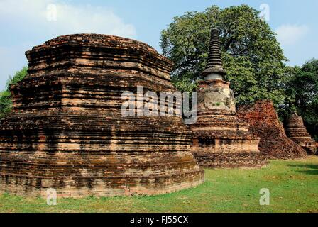 Ayutthaya, Thailand: Überreste von vier ehemaligen Chedis ausgerichtet in einer Reihe an Wat Phra Ram * Stockfoto