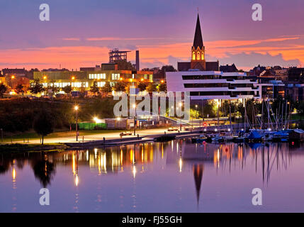 Phoenix See mit Hochofen und Kirchturm in den Abend, Dortmund, Ruhrgebiet, Nordrhein-Westfalen, Deutschland Stockfoto