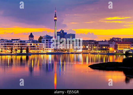 Phoenix See und Florianturm Telekommunikation Turm am Abend, Dortmund, Ruhrgebiet, Nordrhein-Westfalen, Deutschland Stockfoto