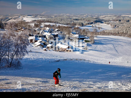 Skifahrer auf einer Skipiste von Wildewiese, Deutschland, Nordrhein-Westfalen, Sauerland, Sundern Stockfoto