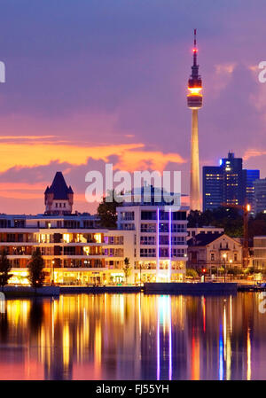 Phoenix See und Florianturm Telekommunikation Turm am Abend, Dortmund, Ruhrgebiet, Nordrhein-Westfalen, Deutschland Stockfoto