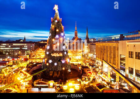 Weihnachtsmarkt mit gigantischen Weihnachtsbaum auf dem Hansaplatz, Deutschland, Nordrhein-Westfalen, Ruhrgebiet, Dortmund Stockfoto