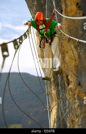 Bergsteiger beim Überqueren einer Schlucht an einem Stahlseil, via ferrata Jules Carret, Grotte ein Carret, Frankreich, Haute-savoie, Chambery, Saint Jean dAEArvey Stockfoto