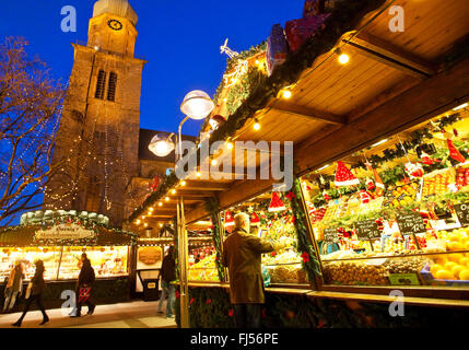 Weihnachtsmarkt an der Kirche Reinoldikirche, Deutschland, Nordrhein-Westfalen, Ruhrgebiet, Dortmund Stockfoto