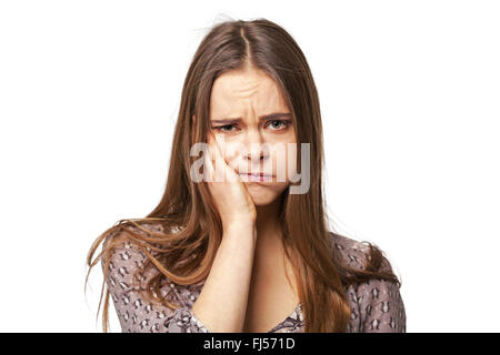 Portrait von junge schöne Frau mit Zahnschmerzen, die Hand auf ihre Küken hält. Isoliert auf weiss. Stockfoto