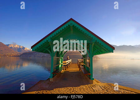 überdachten Boardwalk am Lac d ' Annecy in Frankreich, Savoie, Haute Savoie, Saint-Jorioz Morgen Stockfoto