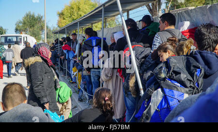 Lesbos, Griechenland - 10. Oktober 2015: Flüchtlinge im Lager in der Nähe von Mitilini Moria. Stockfoto