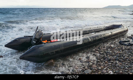 Lesbos, Griechenland - 13. Oktober 2015: Die leere Schlauchboot Flüchtlinge kamen aus der Türkei Stockfoto