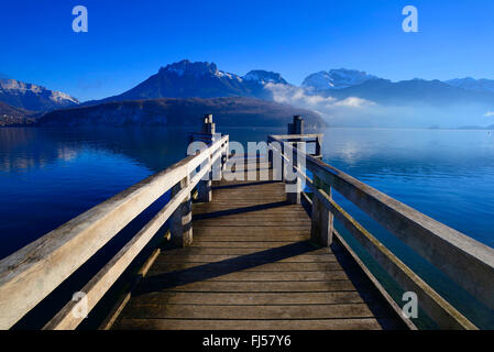 Boardwalk am Lac d ' Annecy in Frankreich, Savoie, Haute Savoie, Saint-Jorioz Morgen Stockfoto