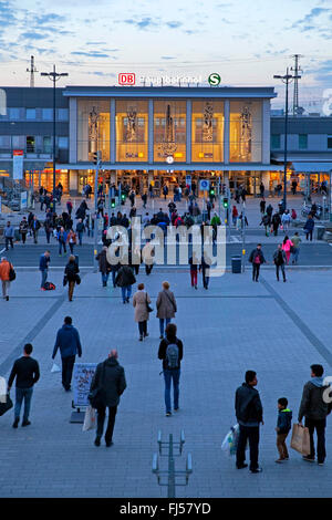 Fußgänger vor dem Hauptbahnhof Dortmund, Ruhrgebiet, Nordrhein-Westfalen, Deutschland Stockfoto