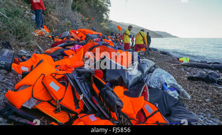 Lesbos, Griechenland - 13. Oktober 2015: Verlassen von Flüchtlingen Habseligkeiten und Schwimmwesten. Stockfoto