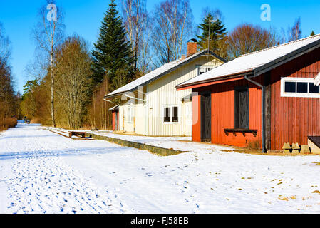 Hovmansbygd, Schweden - 16. Februar 2016: Der alte Bahnhof und Magazine Gebäude im Winter. Gleise sind entfernen Stockfoto