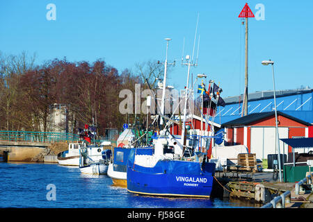 Ronneby, Schweden - 26. Februar 2016: Kleine Fischerboote vertäut im Hafen. Der Fluss Ronnebyan sanft neben den Booten. Stockfoto