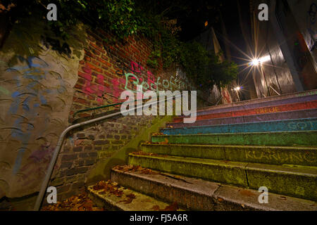 Regenbogen-Treppe in der Nacht, Deutschland, Nordrhein-Westfalen, Wuppertal-Elberfeld Stockfoto