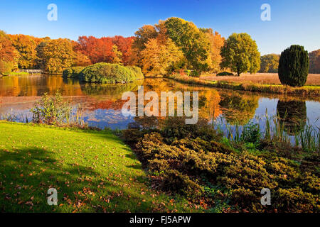 ChÔteau Park von Schloss Anholt im Herbst, Deutschland, Nordrhein-Westfalen, Münsterland, Isselburg-Anholt Stockfoto