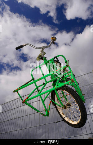 Fahrrad auf Zaun, Kunst arbeiten, Deutschland, Bergisches Land, Wuppertal Stockfoto