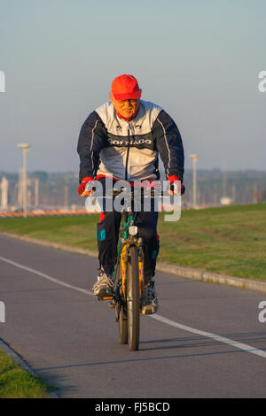 Mann mittleren Alters Radfahren vorbei Pirita Strand, Tallinn, Estland Stockfoto