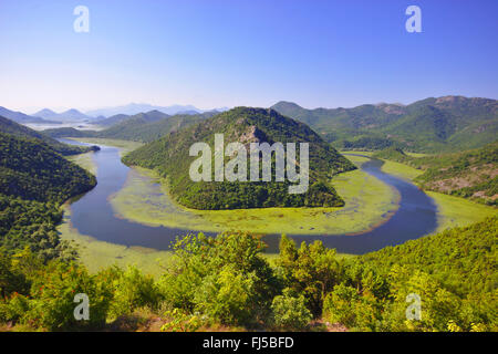 Blick vom Pavlova Strana Rijeka Crnojevica River in der Nähe von Skadar See, Montenegro Stockfoto