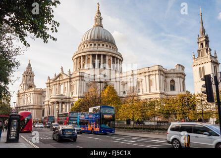 Sightseeing-Bus geht vor St Pauls Cathedral, London, England, GB, UK. Stockfoto