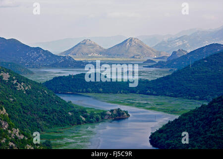 Blick vom Pavlova Strana Rijeka Crnojevica River in der Nähe von Skadar See, Montenegro Stockfoto