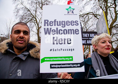 Demonstranten rally bei Marble Arch am selben Tag als Demonstrationen in ganz Europa für Flüchtlingsrechte. Stockfoto