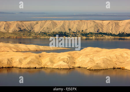 Blick vom Velebit-Gebirge bis zum Adriatischen Meer mit der Insel Pag im Morgenlicht, Kroatien, Pag Stockfoto
