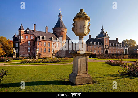 Burg Anholt mit französischen formalen Garten, zurück-Anholt, Münsterland, Nordrhein-Westfalen, Deutschland Stockfoto