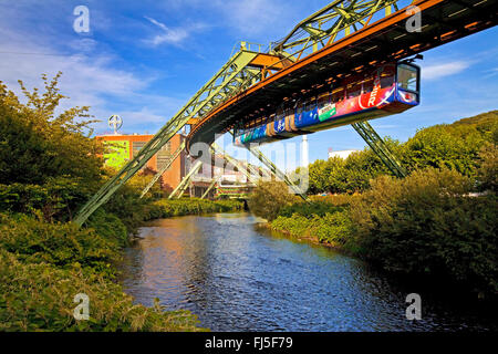 Wuppertaler Schwebebahn über den Fluss Wupper, Deutschland, Nordrhein-Westfalen, Bergisches Land, Wuppertal Stockfoto