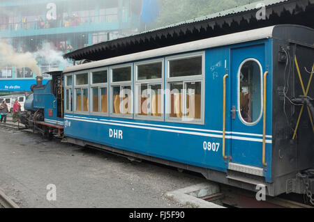 Darjeeling Himalayan Railway B-Klasse Dampf Lok 780 (DHR 22) und Wagen am Bahnhof Ghum, West Bengal, Indien. Stockfoto