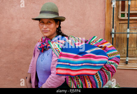 Frau in traditioneller Kleidung Huckepack tragen ihr Baby im Tragetuch, Porträt, Peru, Pisaq Stockfoto