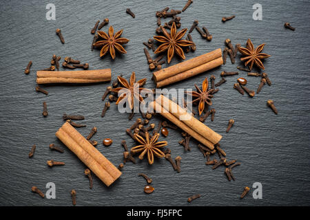 Zimtstangen, Anis auf einer Steinplatte Stockfoto