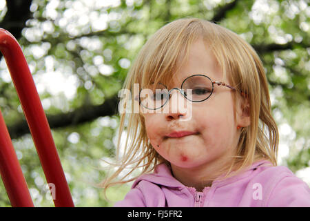 kleines Mädchen mit verschmierten Gesicht, Porträt eines Kindes Stockfoto