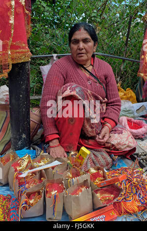 Senior indische Frau verkaufen touristische Schmuckstücke, Darjeeling, Westbengalen, Indien. Stockfoto