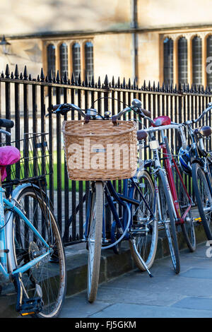 Universität Studenten Fahrräder an Geländer außerhalb Radcliffe Camera gekettet. Oxford University Press; England Stockfoto