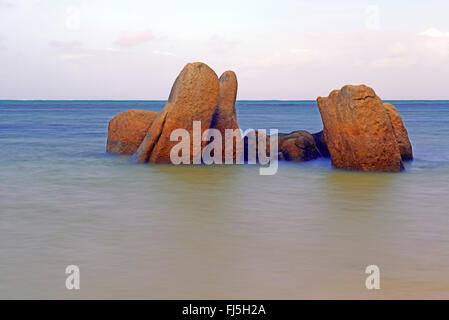 Granitfelsen im Indischen Ozean in den frühen Morgenstunden, Seychellen, Praslin, Grand Anse Stockfoto