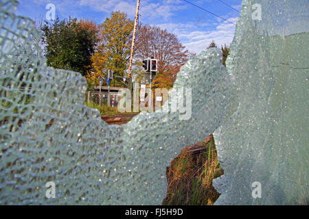 Glasbruch verursacht durch Vandalismus auf dem Bahnhof, Deutschland Stockfoto