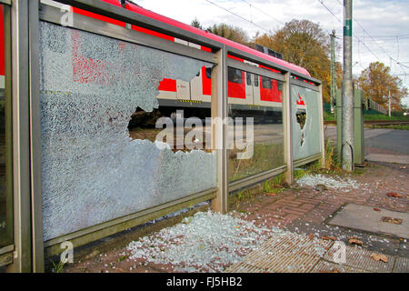 Glasbruch verursacht durch Vandalismus auf dem Bahnhof, Deutschland Stockfoto