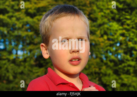 acht Jahre alter Junge, Porträt eines Kindes Stockfoto