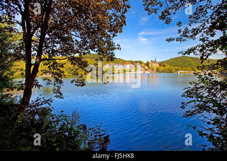 Stausee Beyenburg, Altstadt von Beyenburg und Kloster Kirche St. Maria-Magdalena im Hintergrund, Wuppertal, Bergisches Land, Nordrhein-Westfalen, Deutschland Stockfoto