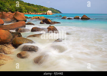 Granitfelsen am Strand von Anse Lazio am Abend, Seychellen, Praslin Stockfoto