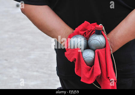 Mann mit drei schweren Kugeln, Frankreich, Bretagne Stockfoto