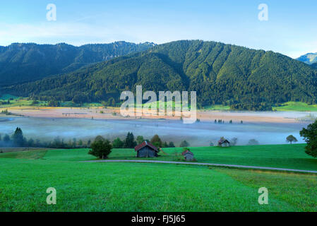 Blick über die Wiesen von Unterammergau Witn Morgennebel und Blick auf die Ammergauer Alpen, Deutschland, Bayern, Oberbayern, Oberbayern Stockfoto