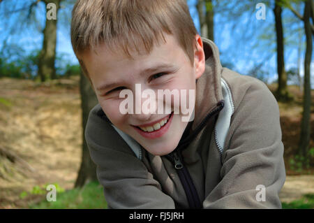 lustiger Junge in einem Wald, Porträt eines Kindes, Deutschland Stockfoto